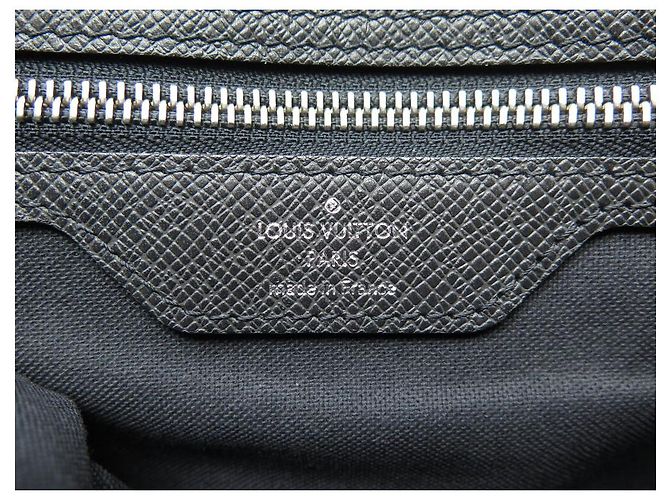 BORSA MESSENGER LOUIS VUITTON MILO PM M32632 IN PELLE TAIGA Nero - vista 12