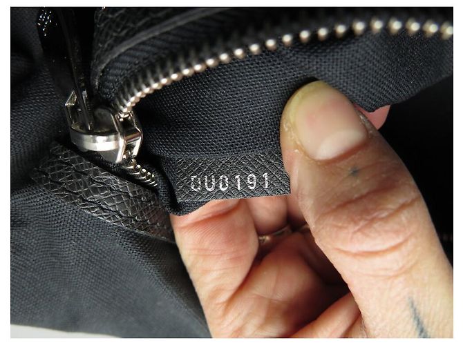 BORSA MESSENGER LOUIS VUITTON MILO PM M32632 IN PELLE TAIGA Nero - vista 14