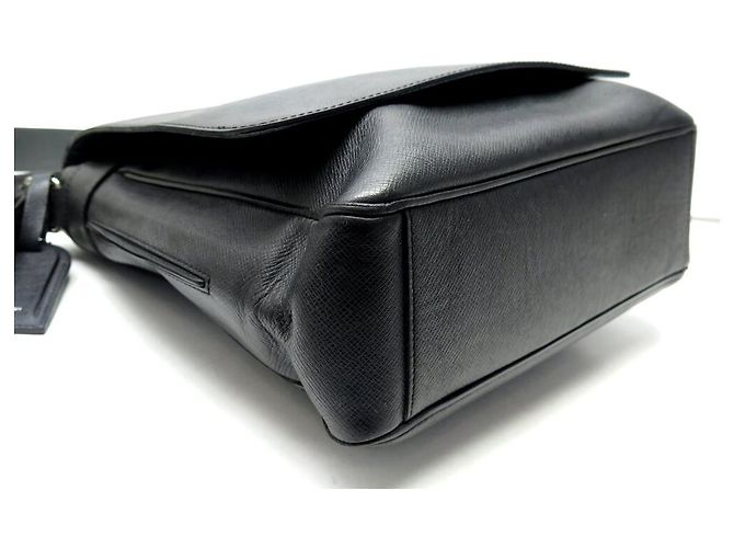 BORSA MESSENGER LOUIS VUITTON MILO PM M32632 IN PELLE TAIGA Nero - vista 3