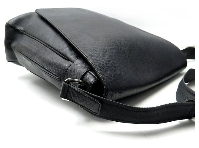 BORSA MESSENGER LOUIS VUITTON MILO PM M32632 IN PELLE TAIGA Nero - vista 4