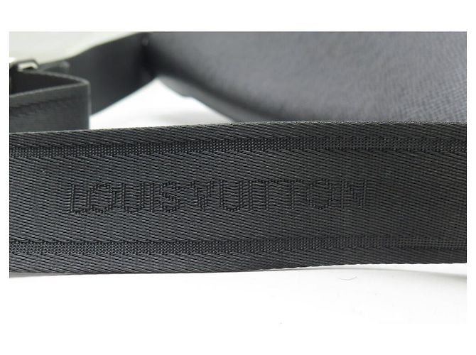 BORSA MESSENGER LOUIS VUITTON MILO PM M32632 IN PELLE TAIGA Nero - vista 5