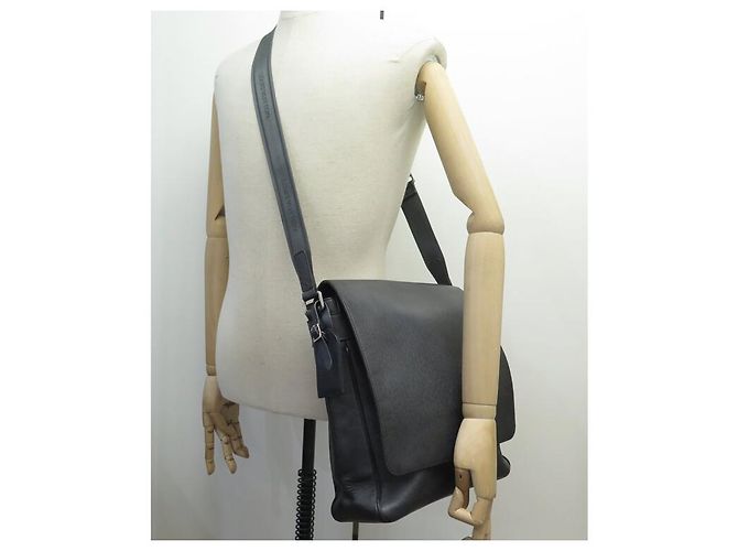 BORSA MESSENGER LOUIS VUITTON MILO PM M32632 IN PELLE TAIGA Nero - vista 7