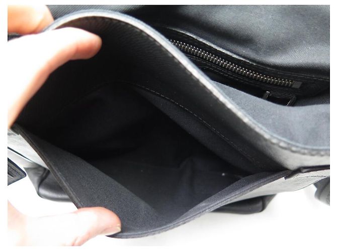 BORSA MESSENGER LOUIS VUITTON MILO PM M32632 IN PELLE TAIGA Nero - vista 9