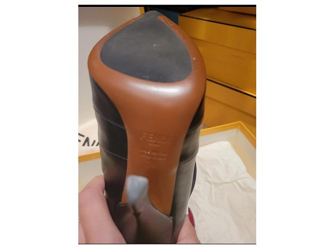 Fendi Rococo Stiefeletten aus schwarzem Leder - Ansicht 2