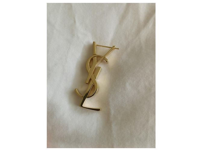 Orecchino singolo con dettaglio del logo Saint Laurent YSL Gold hardware - vista 2