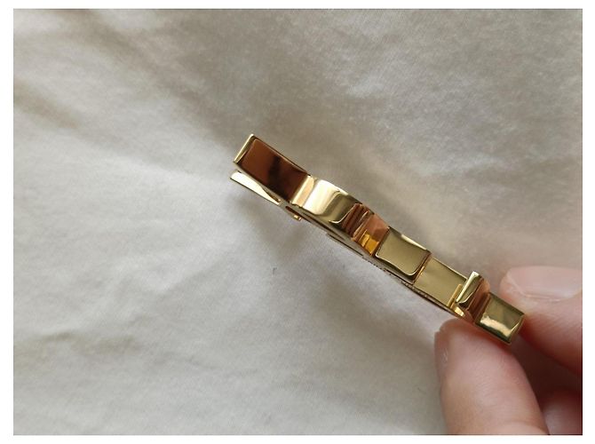 Orecchino singolo con dettaglio del logo Saint Laurent YSL Gold hardware - vista 3