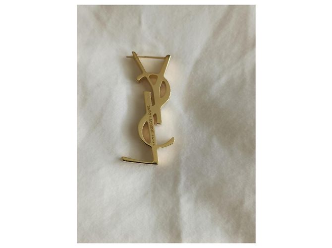 Orecchino singolo con dettaglio del logo Saint Laurent YSL Gold hardware - vista 4