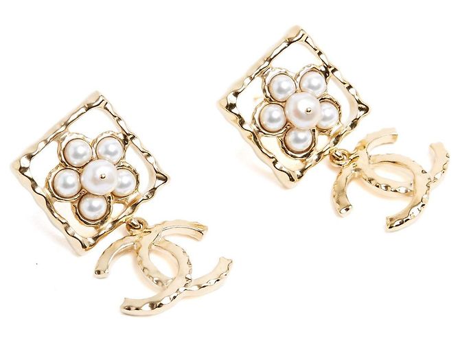 Chanel 2024 Orecchini a Perno Fiore in Perla Dorata CC D'oro - vista 2