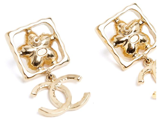 Chanel 2024 Orecchini a Perno Fiore in Perla Dorata CC D'oro - vista 3