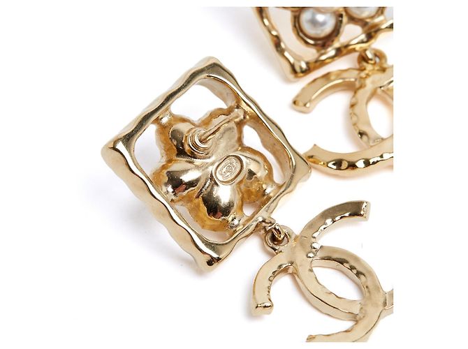 Chanel 2024 Orecchini a Perno Fiore in Perla Dorata CC D'oro - vista 4