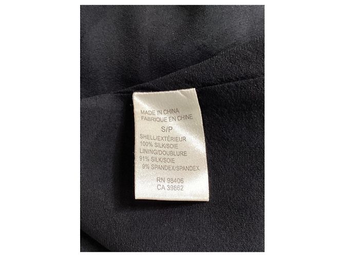 Camiseta de alça com decote em scoop em seda verde com bolinhas da Theory - vista 10