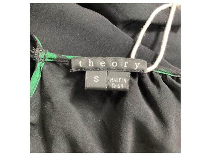 Camiseta de alça com decote em scoop em seda verde com bolinhas da Theory - vista 11