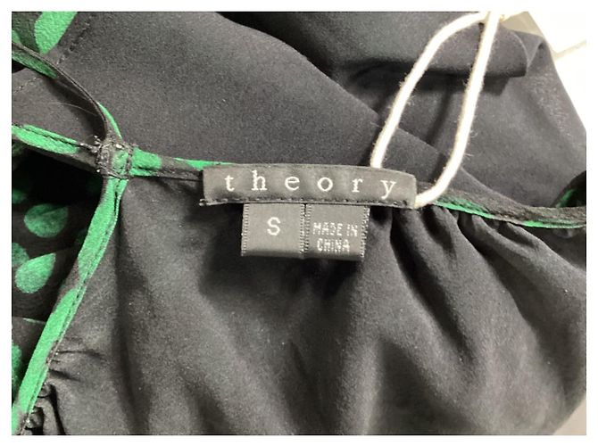 Camiseta de alça com decote em scoop em seda verde com bolinhas da Theory - vista 12