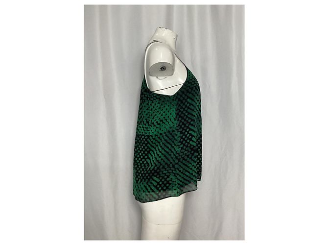Camiseta de alça com decote em scoop em seda verde com bolinhas da Theory - vista 4