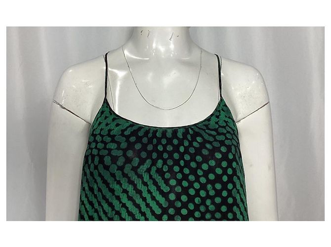 Camiseta de alça com decote em scoop em seda verde com bolinhas da Theory - vista 8