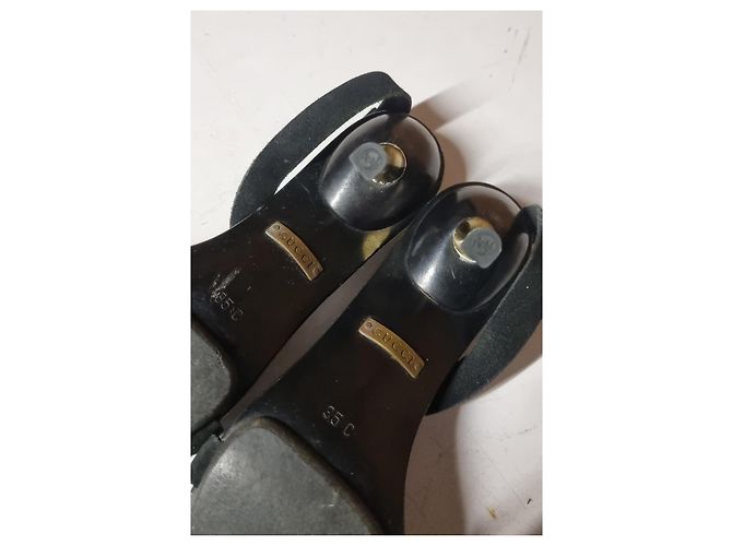 Gucci High Heels aus schwarzem Leder mit goldenem Absatz - Ansicht 4