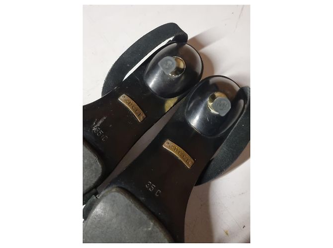 Gucci High Heels aus schwarzem Leder mit goldenem Absatz - Ansicht 5