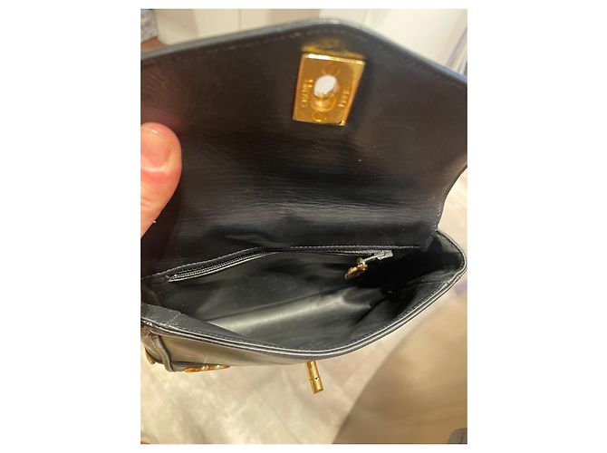 Chanel Gürteltasche aus schwarzem Lammleder mit Goldbeschlag Gold hardware - Ansicht 11
