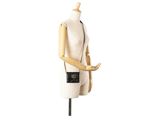 Chanel 19 Kartenhalter aus schwarzem, gestepptem Lammleder mit Kette - Ansicht 11