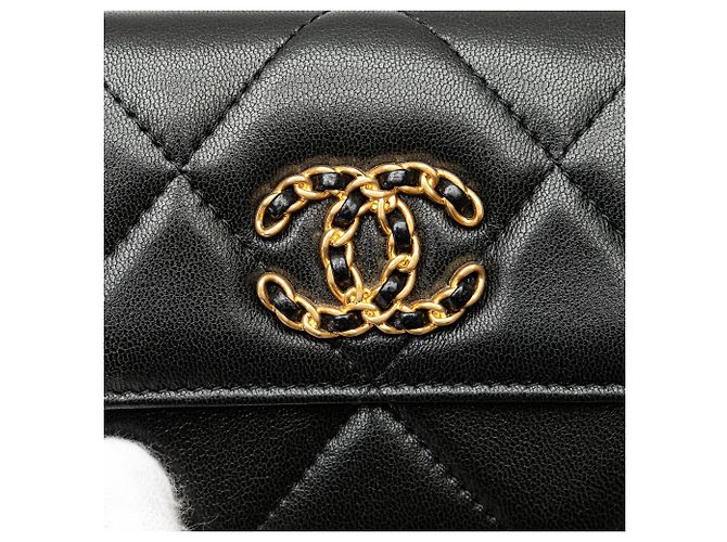 Chanel 19 Kartenhalter aus schwarzem, gestepptem Lammleder mit Kette - Ansicht 8