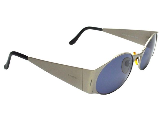 Chanel silberblaue getönte ovale Sonnenbrille - Ansicht 2