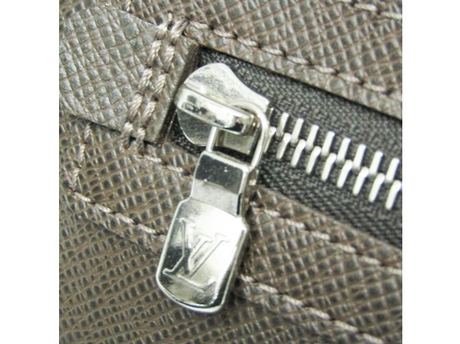Borsa a mano da uomo Louis Vuitton Taiga Pavel M31148 Marrone - vista 7