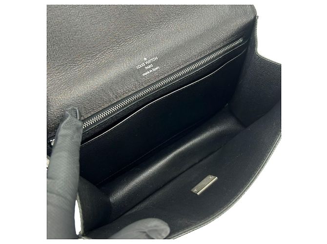 Borsa a spalla in pelle Taiga Louis Vuitton Grigio - vista 3