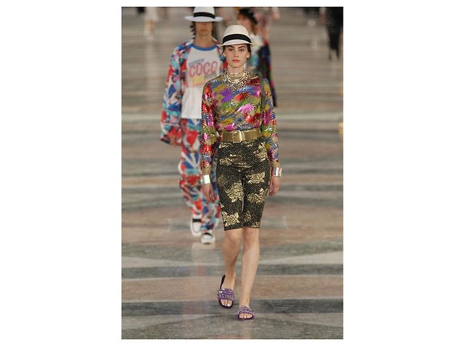 Übergroße goldene CC-Halskette oder Gürtel von Chanel Letters 17C Paris-Cuba Runway Gold hardware - Ansicht 2