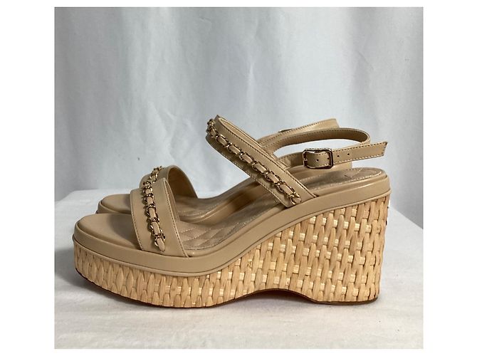 Timeless Chanel Sandali a piattaforma con catena in pelle di agnello beige - vista 10