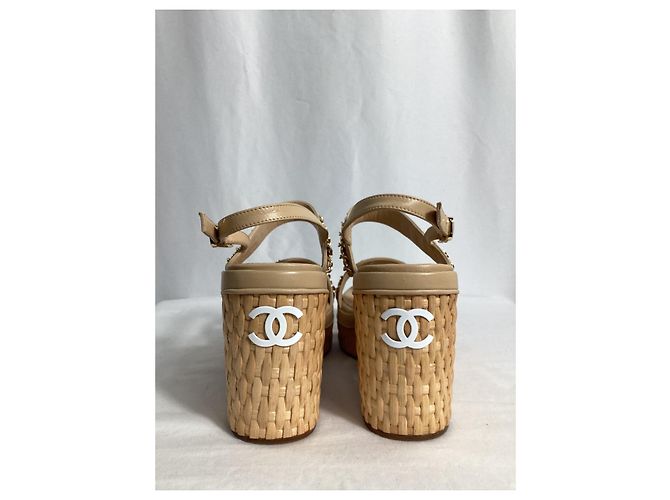Timeless Chanel Sandali a piattaforma con catena in pelle di agnello beige - vista 11