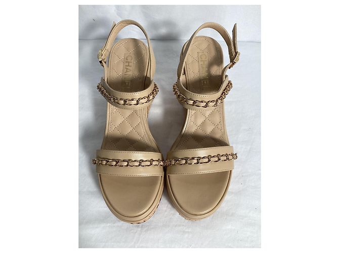 Timeless Chanel Sandali a piattaforma con catena in pelle di agnello beige - vista 12