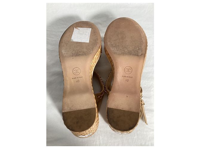 Timeless Chanel Sandali a piattaforma con catena in pelle di agnello beige - vista 13