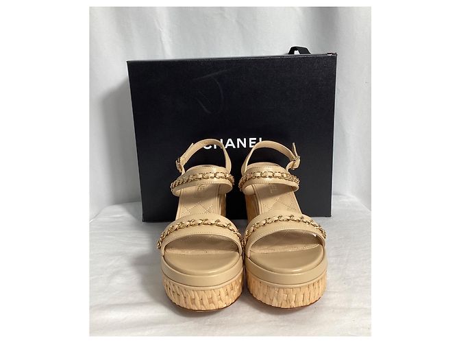 Timeless Chanel Sandali a piattaforma con catena in pelle di agnello beige - vista 14