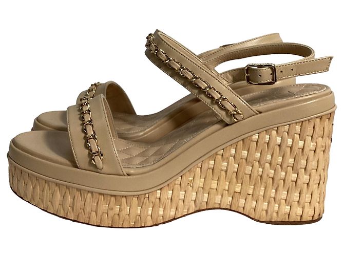 Timeless Chanel Sandali a piattaforma con catena in pelle di agnello beige - vista 3