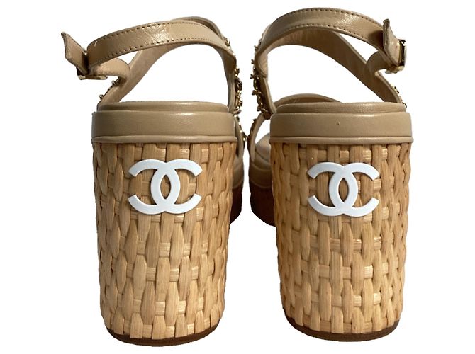 Timeless Chanel Sandali a piattaforma con catena in pelle di agnello beige - vista 4