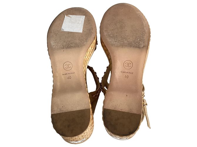 Timeless Chanel Sandali a piattaforma con catena in pelle di agnello beige - vista 6