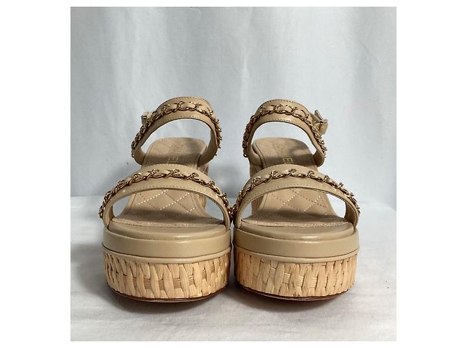 Timeless Chanel Sandali a piattaforma con catena in pelle di agnello beige - vista 9