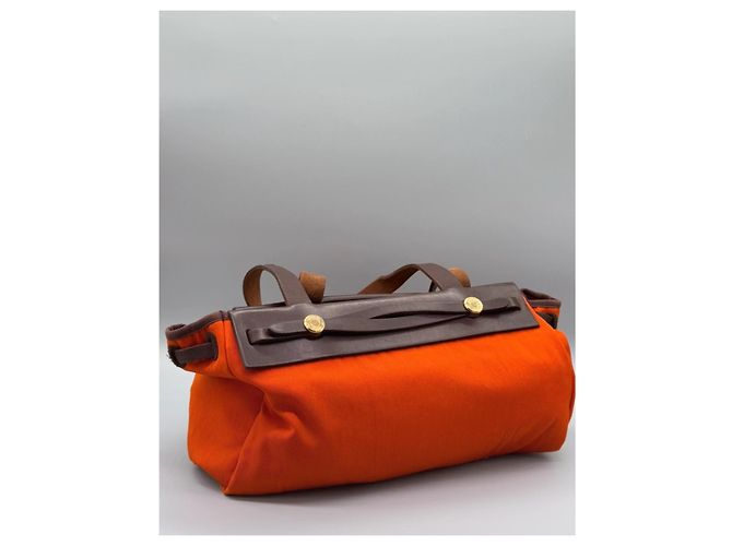 Hermès La sua borsa a spalla in pelle e tela arancione Marrone - vista 10