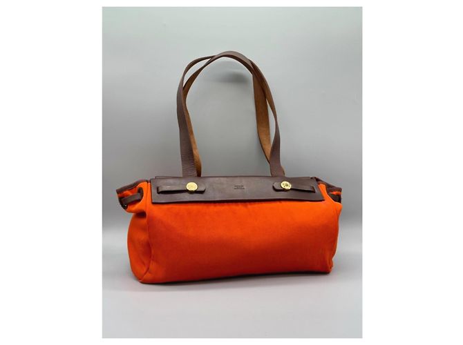 Hermès La sua borsa a spalla in pelle e tela arancione Marrone - vista 2