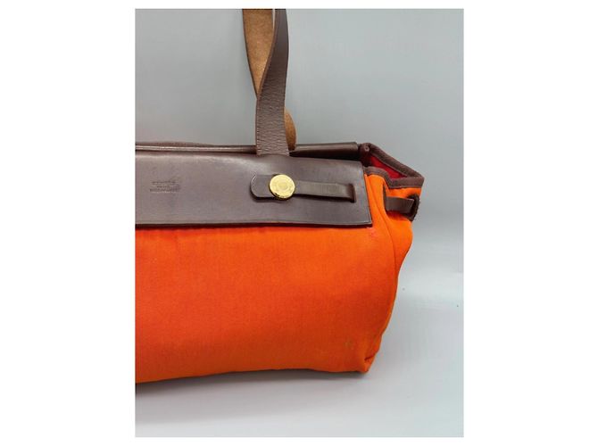 Hermès La sua borsa a spalla in pelle e tela arancione Marrone - vista 3