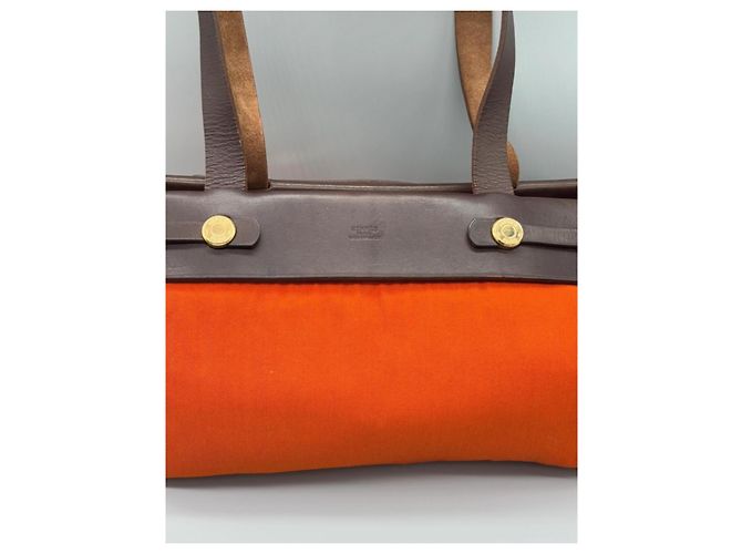 Hermès La sua borsa a spalla in pelle e tela arancione Marrone - vista 4