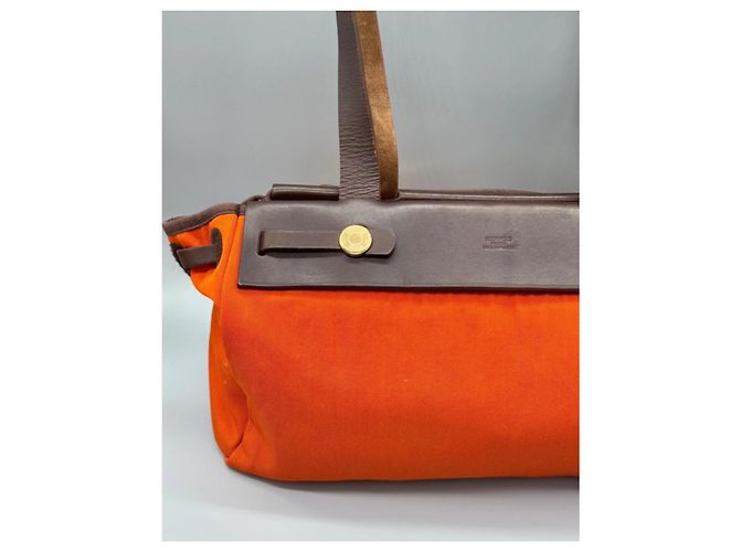 Hermès La sua borsa a spalla in pelle e tela arancione Marrone - vista 5