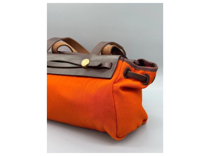 Hermès La sua borsa a spalla in pelle e tela arancione Marrone - vista 7