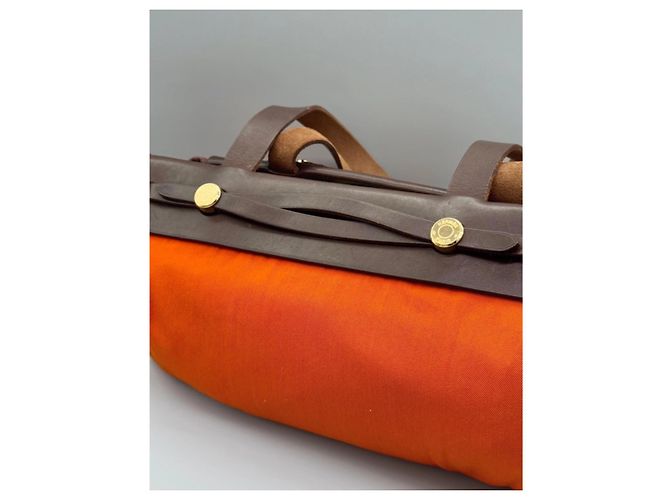 Hermès La sua borsa a spalla in pelle e tela arancione Marrone - vista 8