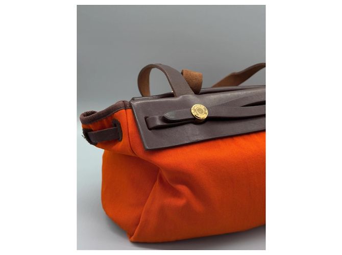 Hermès La sua borsa a spalla in pelle e tela arancione Marrone - vista 9