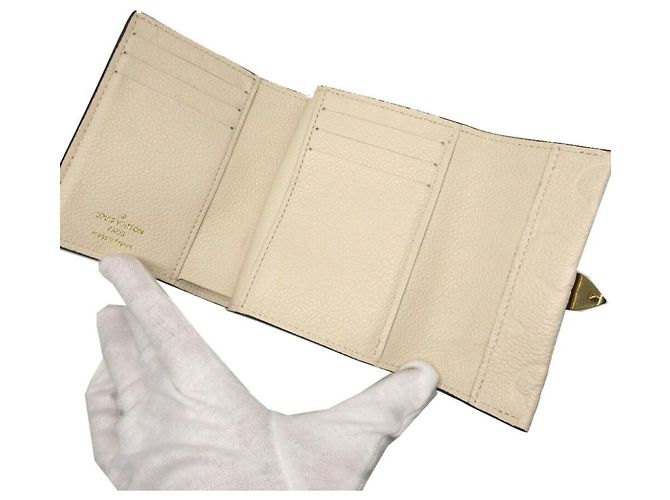 Cartera Tri-Fold Monogram Empreinte Louis Vuitton Crudo - vista 6