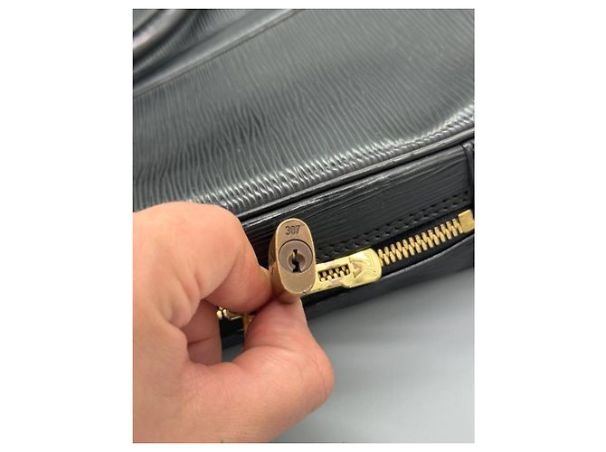 Louis Vuitton Malette en cuir Epi Noir - vue 14