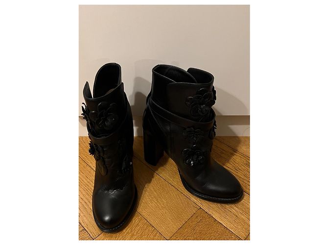 Botas de tornozelo Valentino em couro preto com flores e fivela - vista 2