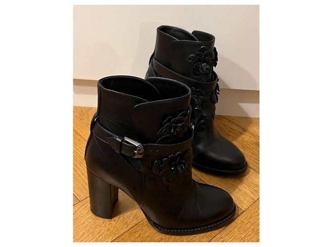 Botas de tornozelo Valentino em couro preto com flores e fivela - vista 3