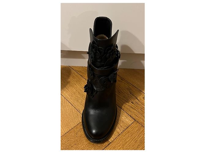 Botas de tornozelo Valentino em couro preto com flores e fivela - vista 4